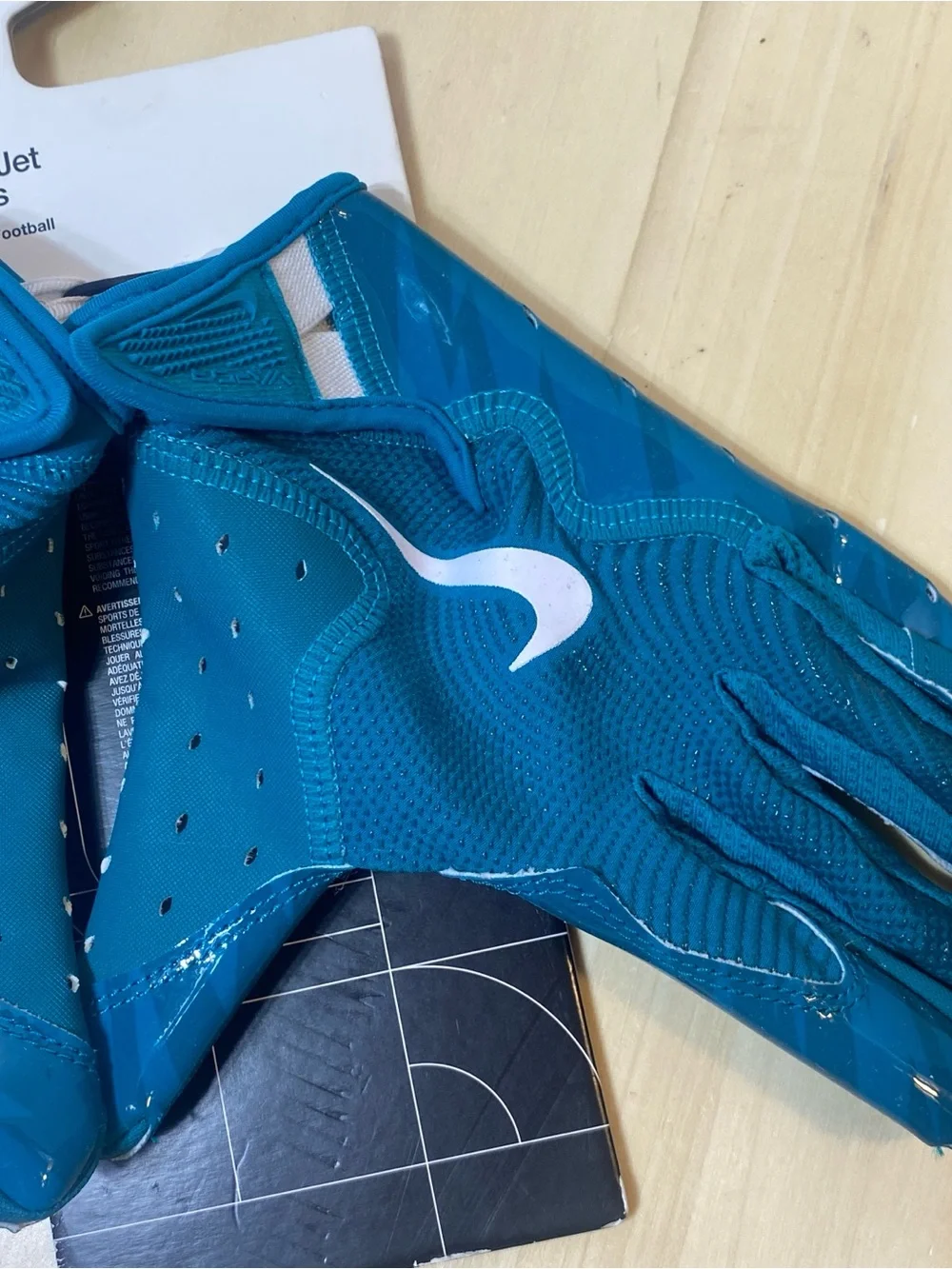 NEW Nike Vapor Jet Women’s Football Gloves – Teal Blue – Size Medium (NWT)